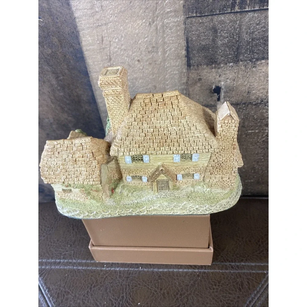 Vintage David Winter Kent‎ Cottage 1985 - Hand Painted Retired Figurine - UK